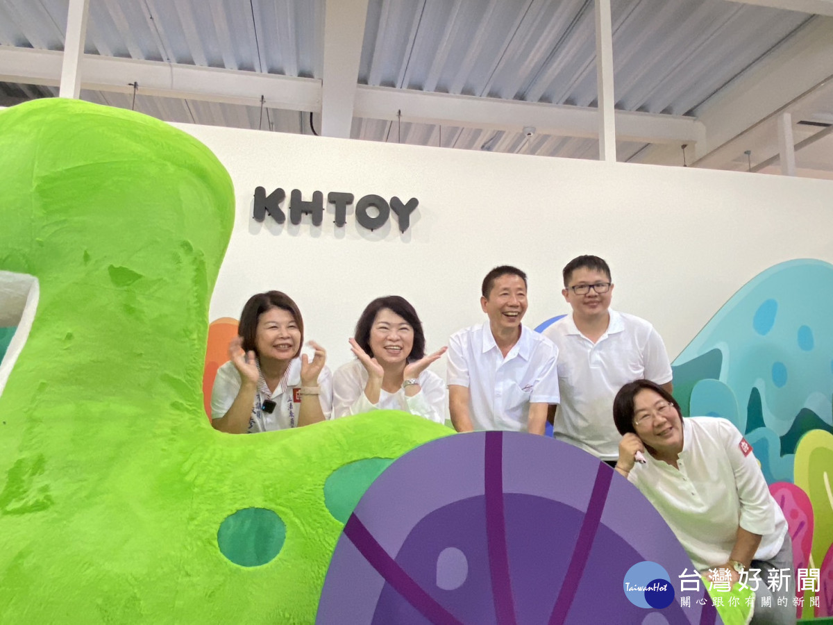KHTOY玩偶旗艦館大門口設有獨家恐龍造景及超大型親子熊綠化植栽/林詩涵攝影