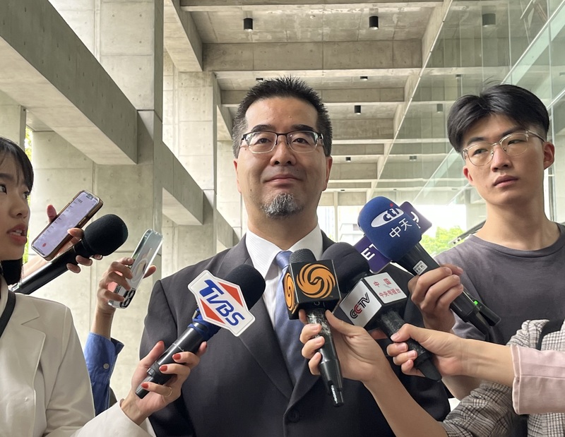 馬英九基金會執行長蕭旭岑(中)。 中央社