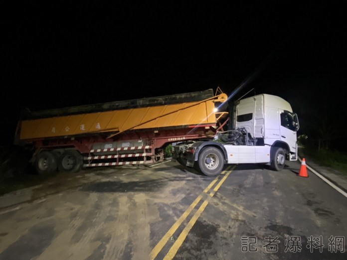 先人有眼? 聯結車墓仔埔旁亂倒廢棄物 因這點司機栽了 67 CF8D282A 1E99 4ECE BF7D 32E64A9C5160 | 社會 社會 記者爆料網