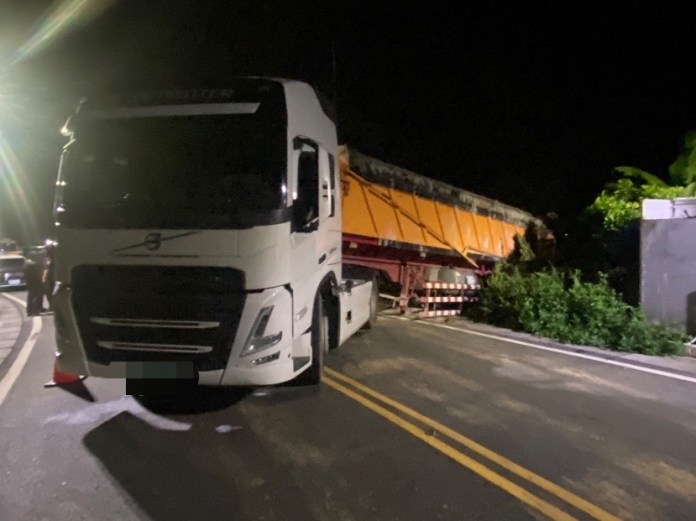先人有眼? 聯結車墓仔埔旁亂倒廢棄物 因這點司機栽了 66 6DA88261 F7CC 43E4 8BC9 CE303B26AEEE | 社會 社會 記者爆料網