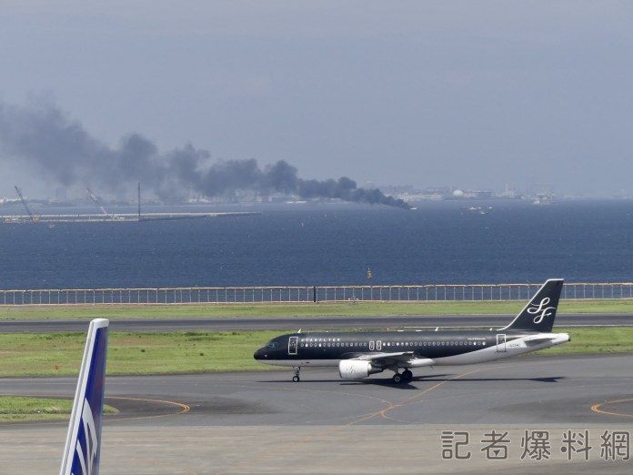 日本羽田機場附近 驚見遊艇起火10人驚險逃過一劫 50 推特1 | 國際 國際 記者爆料網