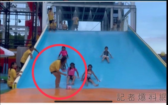 宜蘭童玩節滑水道工讀生與兒童相撞 安全 性遭質疑 84 B8A09369 DF55 4FA4 A2C3 28CD032207C5 | 生活 生活 記者爆料網