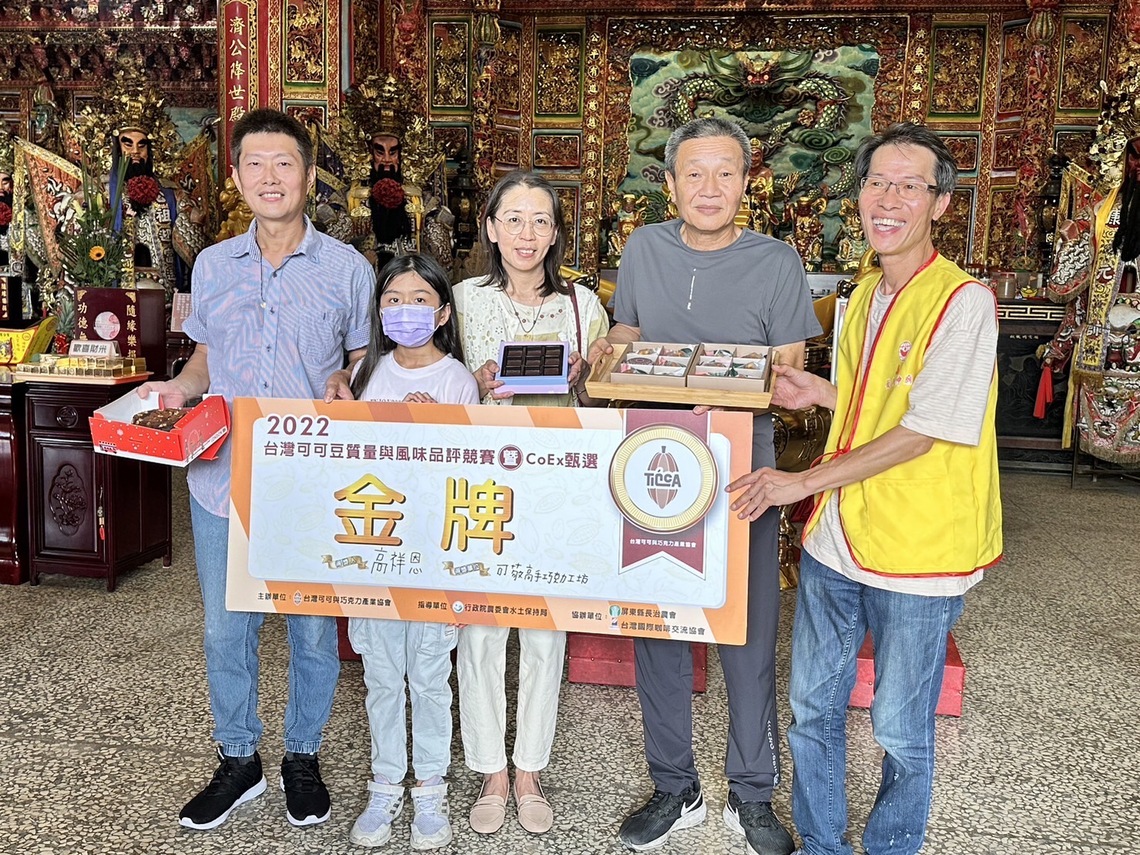 台灣廟宇最特殊的金牌還願 台灣第一可可豆得主 捧著金牌回歡喜財神廟還願