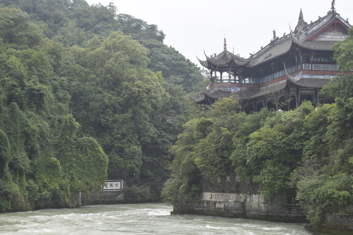 都江堰像大象腿,二峰圳可比蚯蚓