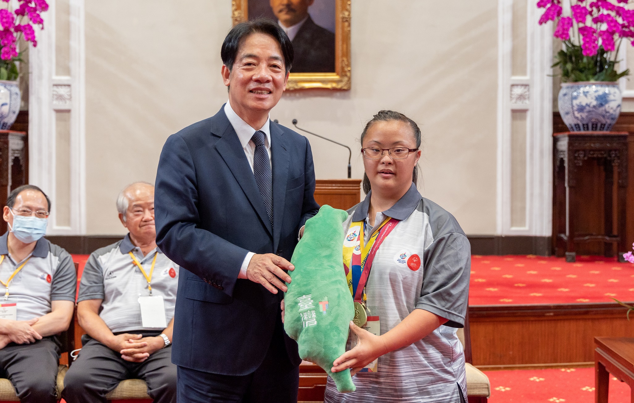 夏季世界特殊奧林匹克運動會吳姿燕選手右代表接受賴副總統左致贈紀念品 總統府提供