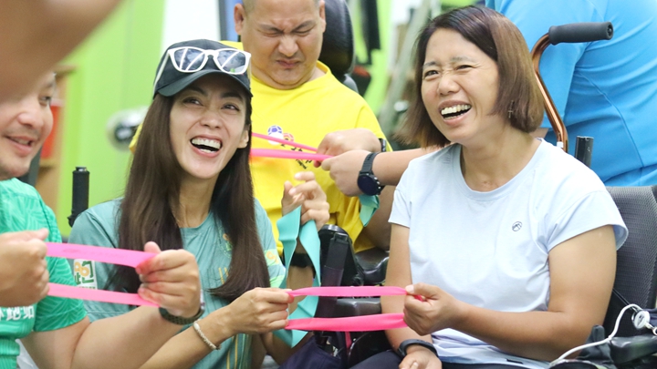 結合笑聲的肌力課 輪椅夢公園牽起你與我