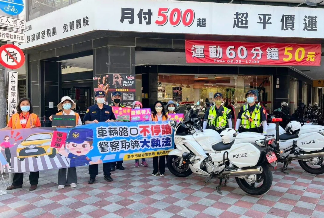 警察志工媽媽積極於路口宣導交通安全規定。(圖/記者謝榮浤翻攝)