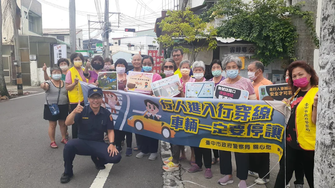 警察志工媽媽積極於路口宣導交通安全規定。(圖/記者謝榮浤翻攝)
