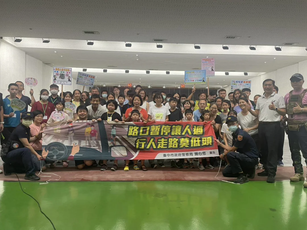 學子體驗警察生活學防身射擊｜警積極開辦暑期青春專案活動