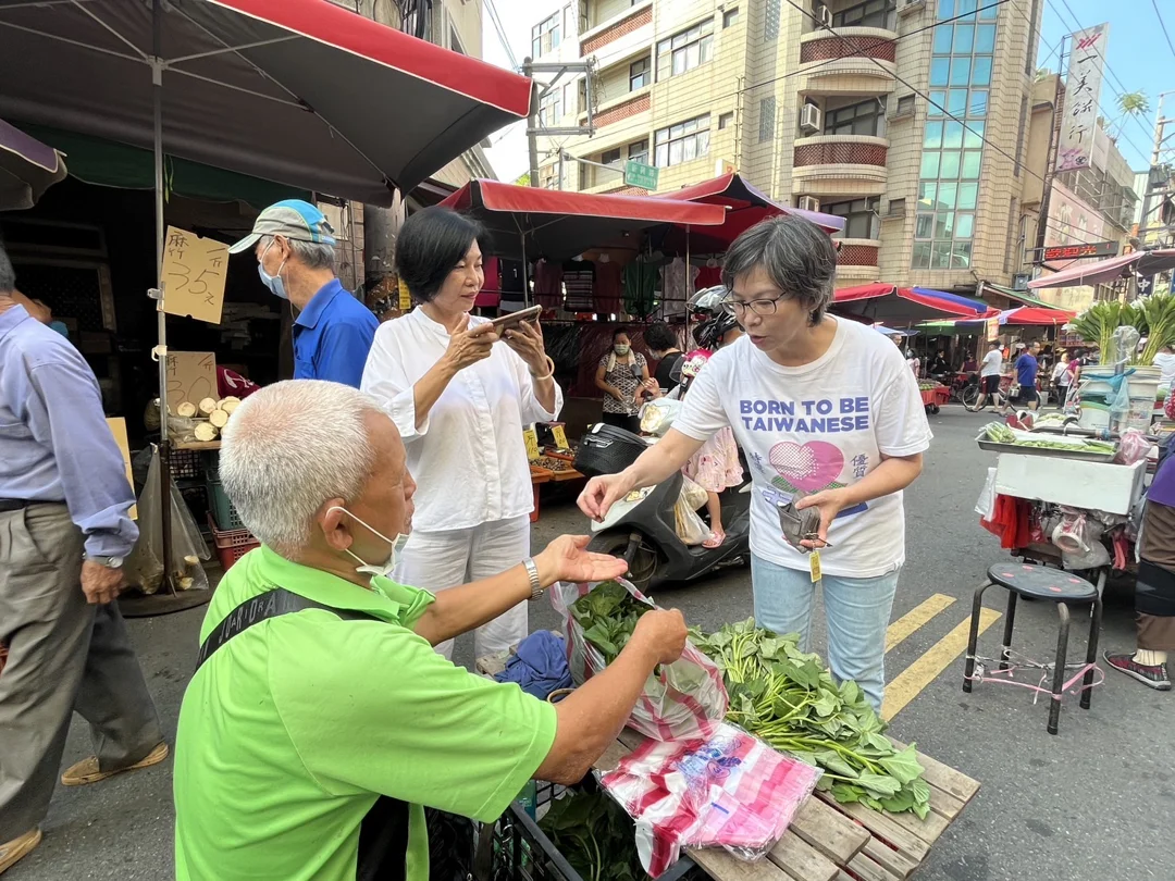 蔡壁如說，來到清水菜市場充分感受到中台灣海線的熱情，這次走一趟菜市場，最大的收穫就是結交了許多海線新朋友。(圖/記者江雁武翻攝)