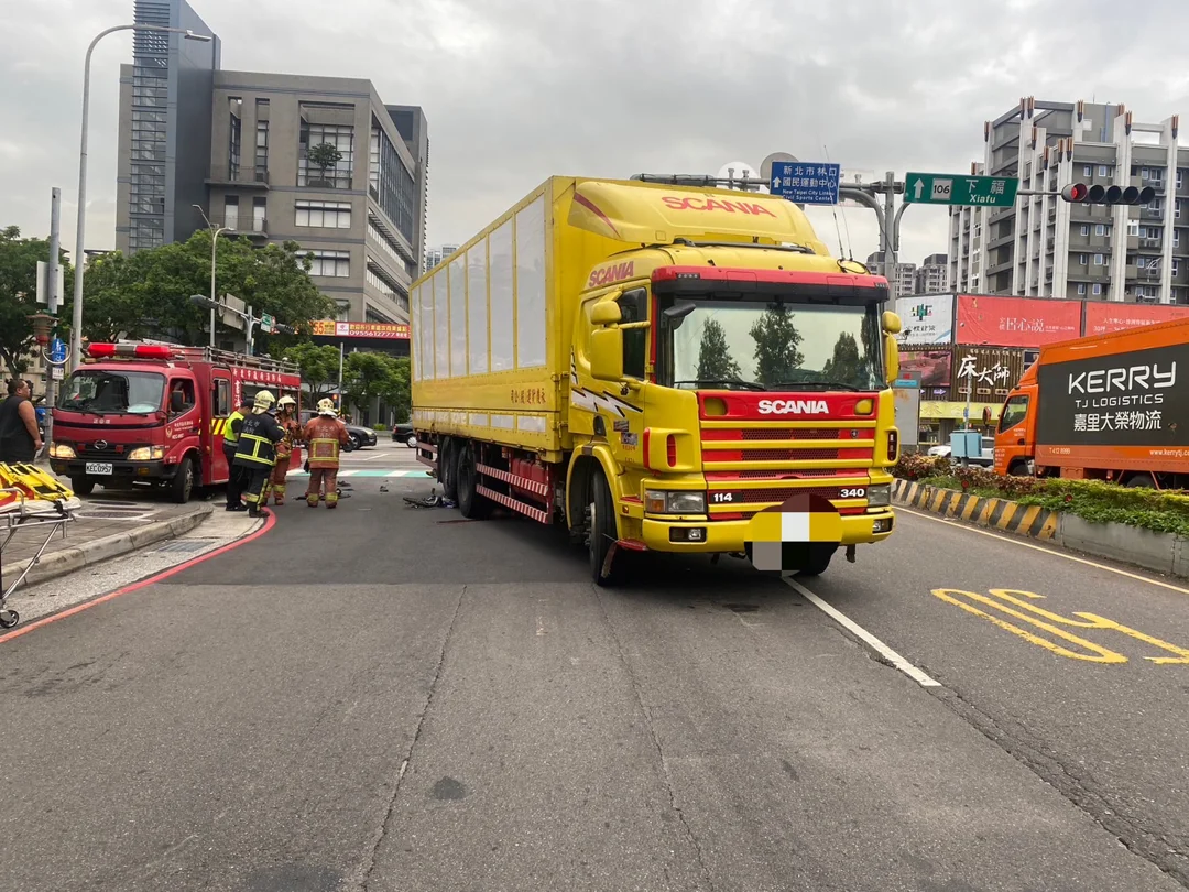 大貨車駕駛在行駛中文化一路欲右轉進入中山路，不慎擦撞了林姓腳踏車騎士，騎士當場身亡。（記者黃荷琇翻攝）