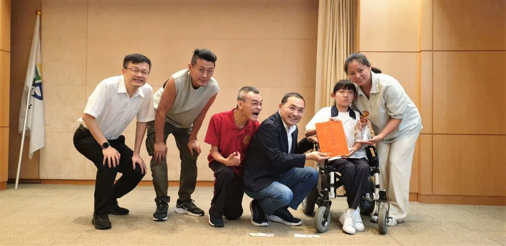 汐止國中楊薰絜宸(右2)獻獎予侯友宜市長(右3)，侯友宜致贈滿願獎金。〈教育局提供〉