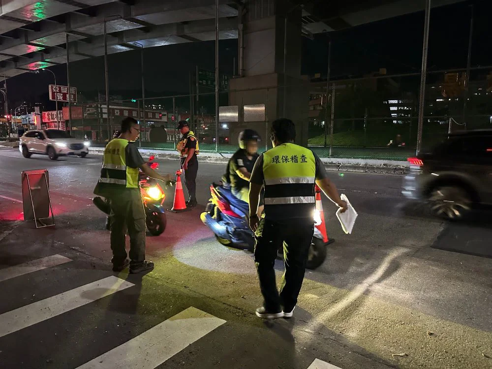 新北環警執行噪音車夜間攔查。〈環保局提供〉