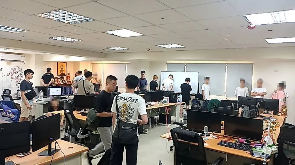 警南下台中商辦攻堅瓦解線上博弈集團。（記者林金聖翻攝）