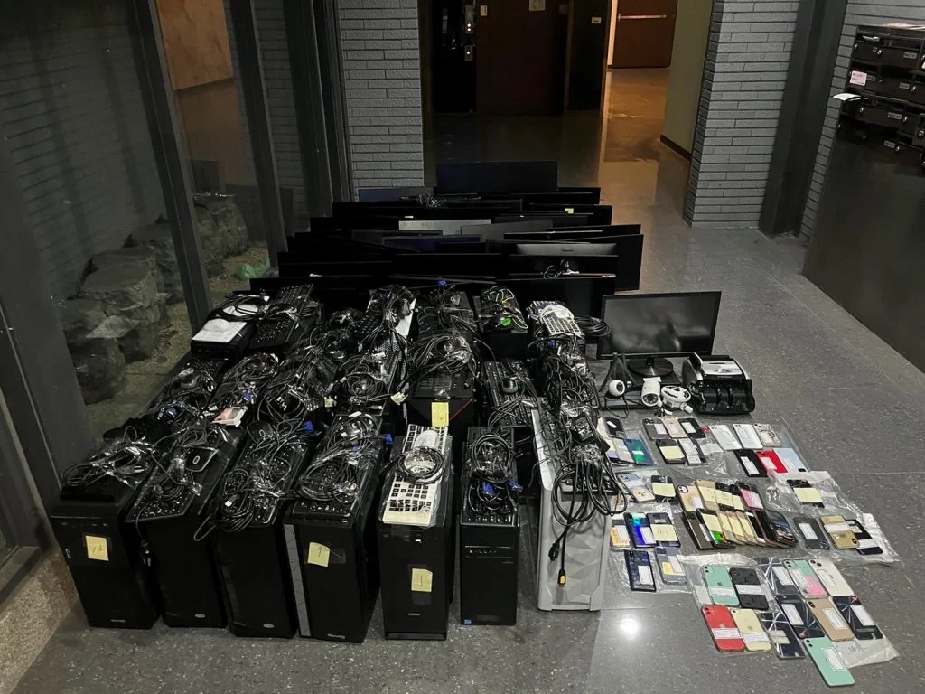 起獲電腦主機、螢幕、手機、監視器、點鈔機等贓證物。（記者林金聖翻攝）