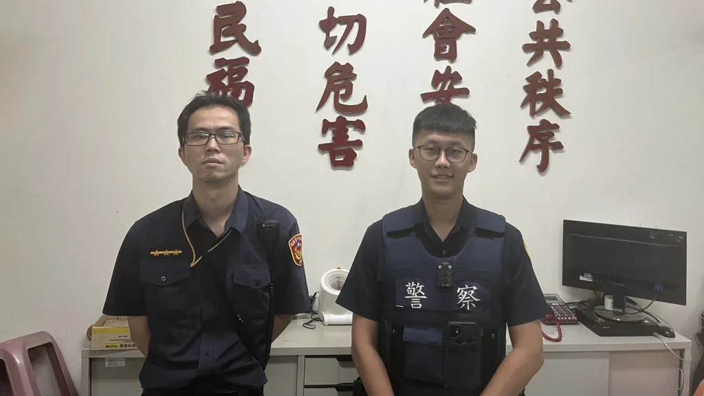 男子貪杯返家醉倒路旁 | 基警熱心協助送返家