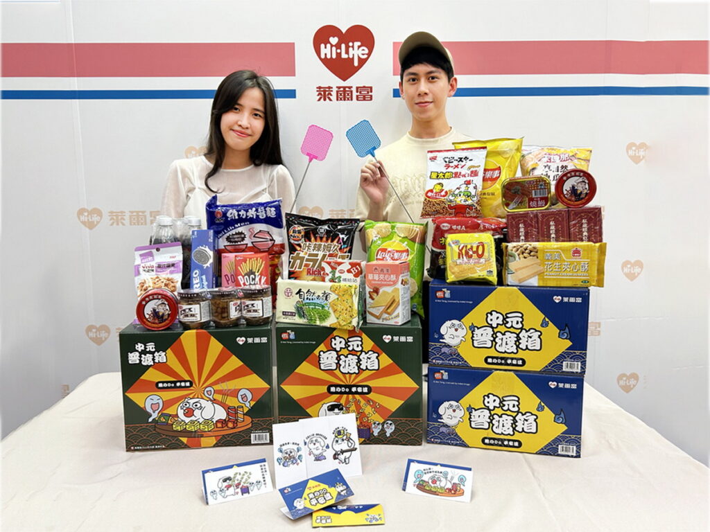 萊爾富精選每年熱賣的零食餅乾、泡麵罐頭、飲料汽水等夯品,與圖文創作者【微疼】打造兩款中元普渡箱。