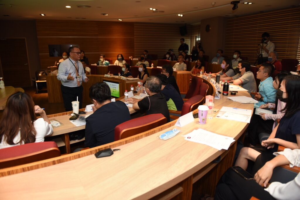碳盤查迫切危機 中小企業動起來團結力量大 台灣碳權交易所8月開幕,媒體調查企業減碳規劃者不到2成,台灣企業關鍵零件ESG供應商大會在中原大學舉行,吸引數十家廠商代表與會。