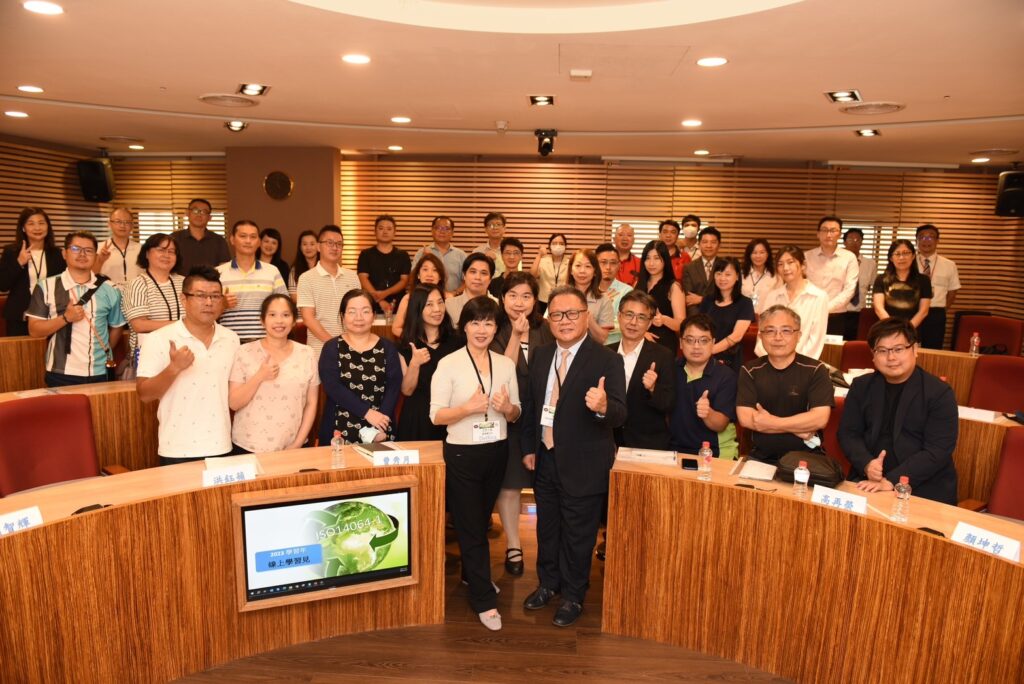 因應即將開打碳稅大戰 企業超前部署 針對即將開打的碳稅大戰,有台灣企業看見長遠挑戰,特別號召供應鏈廠商,在中原大學領導力發展中心舉行「台灣企業關鍵零件ESG供應商大會」, ESG永續發展協會科技委員會副主委戴聖強(右)及誠易構-TIPO CEO王智媛(左)接受訪問。