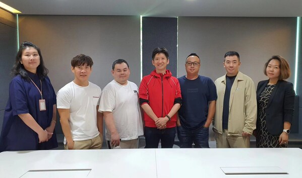 左至右: Heliconia Capital Management首席企業官Cynthia Chia,ICH Capital聯合創始人Vincent Toe,XM Studios聯合創始人兼首席執行官Ben Ang,AIOX聯合創始人David Huang,XM Studios主席Darrell Lim,AIOX主席Marc Lin,AIOX董事Xiang Yi。 左至右: Heliconia Capital Management首席企業官Cynthia Chia,ICH Capital聯合創始人Vincent Toe,XM Studios聯合創始人兼首席執行官Ben Ang,AIOX聯合創始人David Huang,XM Studios主席Darrell Lim,AIOX主席Marc Lin,AIOX董事Xiang Yi。
