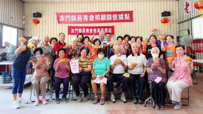 關心長者供餐情形 金城鎮民代表許燕輝致贈水果加菜