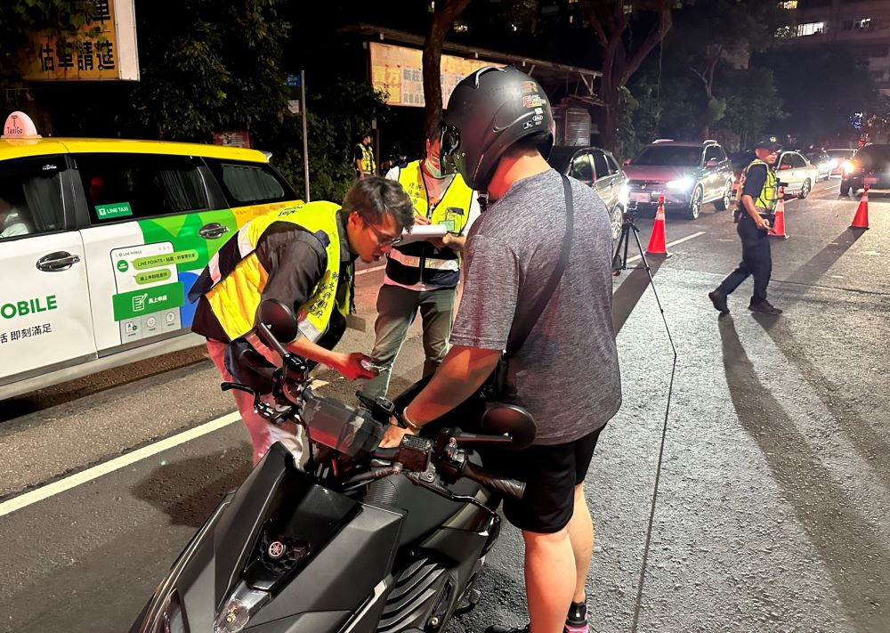 新北環警執行噪音車夜間攔查。〈環保局提供〉