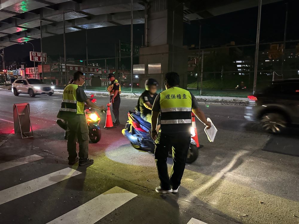 新北環警執行噪音車夜間攔查。〈環保局提供〉