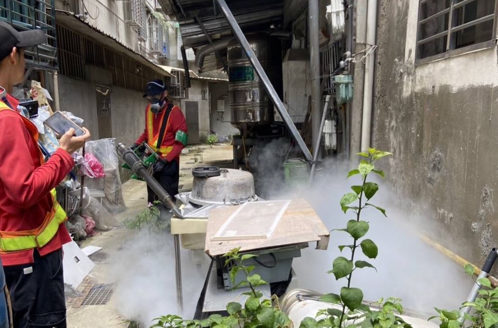 新北市為及早發現社區中隱藏的病例,積極介入緊急防治工作,避免疫情擴散蔓延。〈衛生局提供〉
