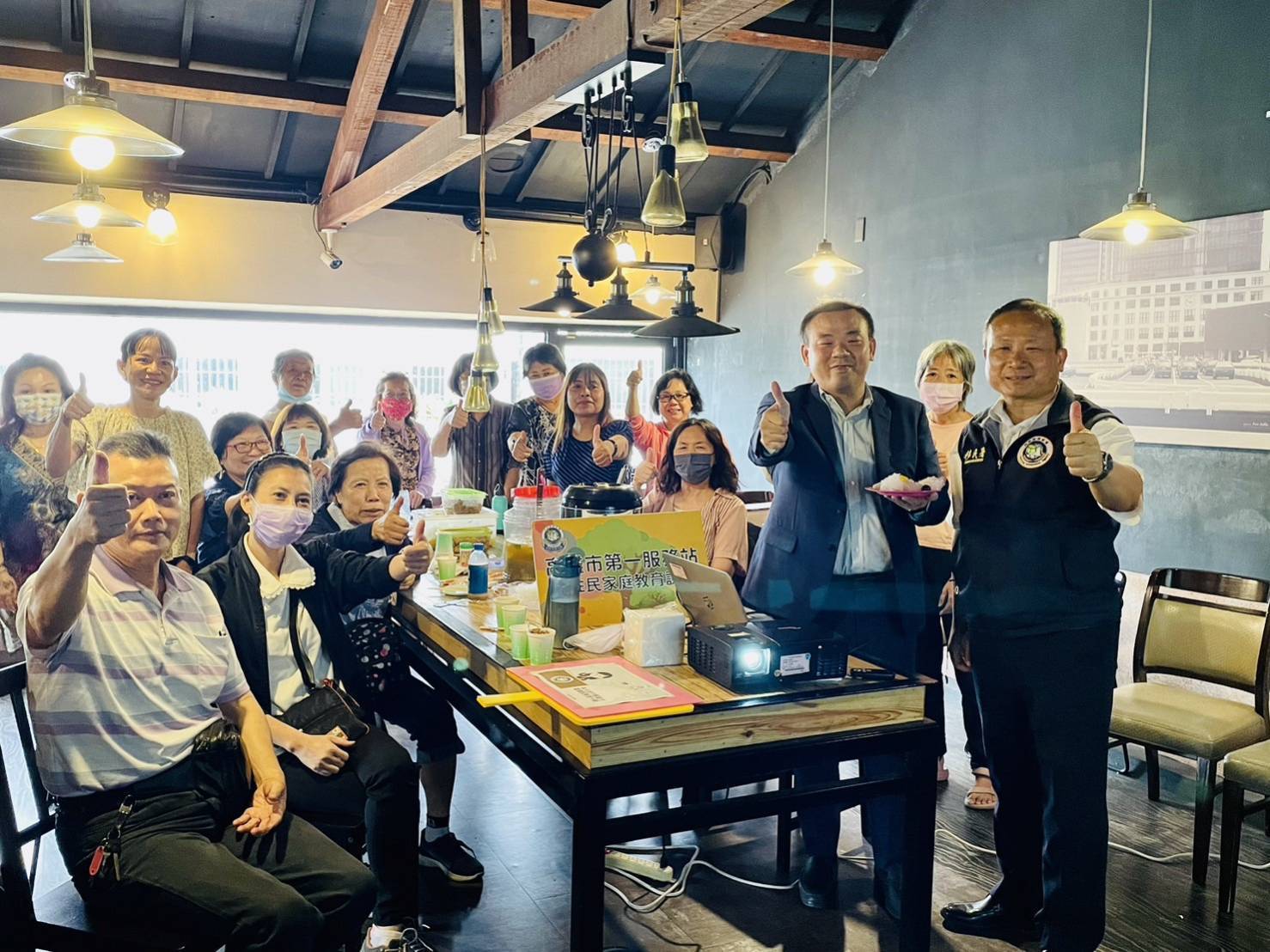 ▲行政院南服中心與移民署揪新住民呷冰聽政策。(記者王苡蘋翻攝)