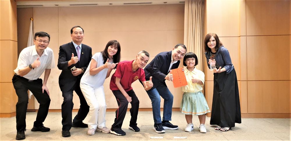 《圖說》新北高中吳于嫣(右2)獻獎予侯友宜市長(右3),侯友宜致贈滿願獎金。〈教育局提供〉