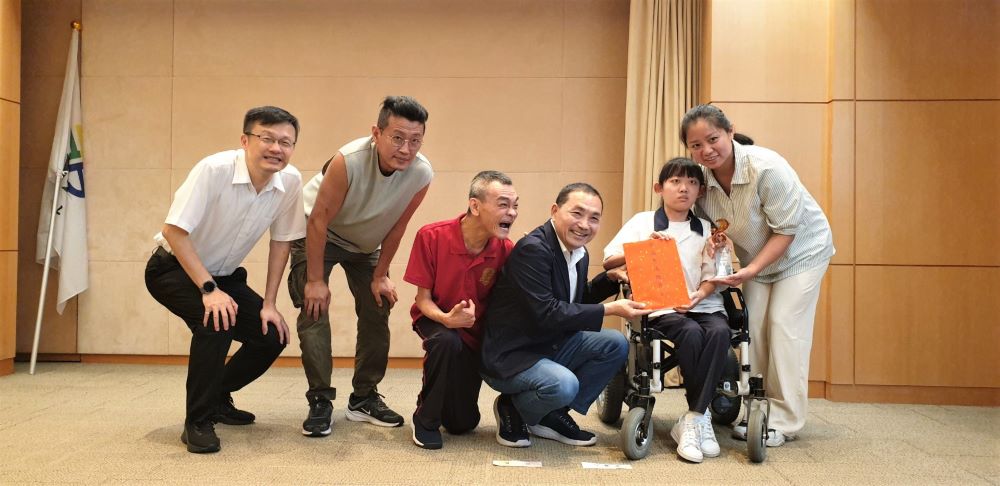 《圖說》汐止國中楊薰絜宸(右2)獻獎予侯友宜市長(右3),侯友宜致贈滿願獎金。〈教育局提供〉