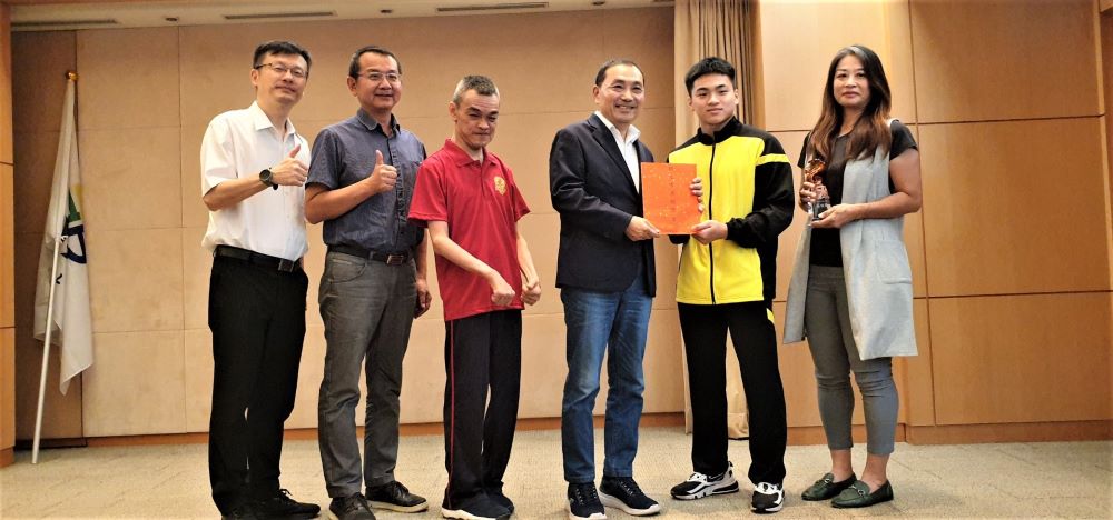 《圖說》三重高中莊佳龍(右2)獻獎予侯友宜市長(右3),侯友宜致贈滿願獎金。〈教育局提供〉