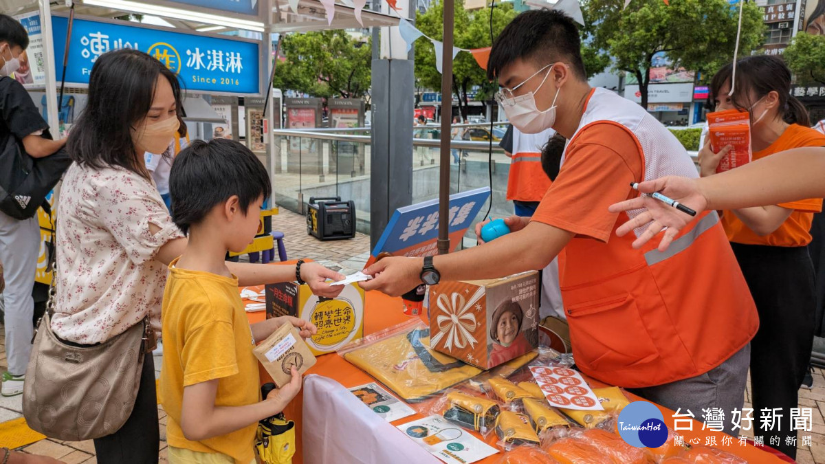 27家知名愛心攤車這週末將齊聚「半半市集」,邀請民眾一起到台北花博公園享用半份美食、分享完整愛心,以行動翻轉危「飢」。(台灣世界展望會提供)