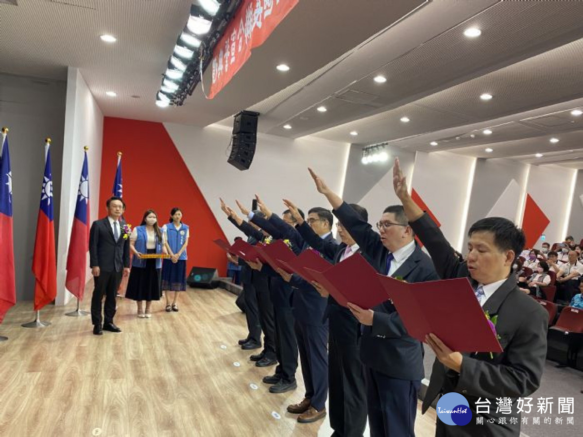 桃園市政府舉行新任區長聯合宣誓就職典禮，由副市長蘇俊賓代表擔任監誓人。