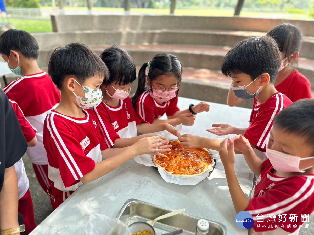 螺陽國小-開始來撒上愛吃的當地食材。圖/記者鄧富珍翻攝