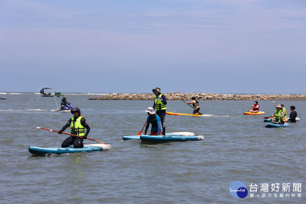 三條崙海水浴場目前擁有全台第一所通過國際風箏衝浪組織IKO(International Kiteboarding Organization)認證的風箏衝浪學校/觀光處提供