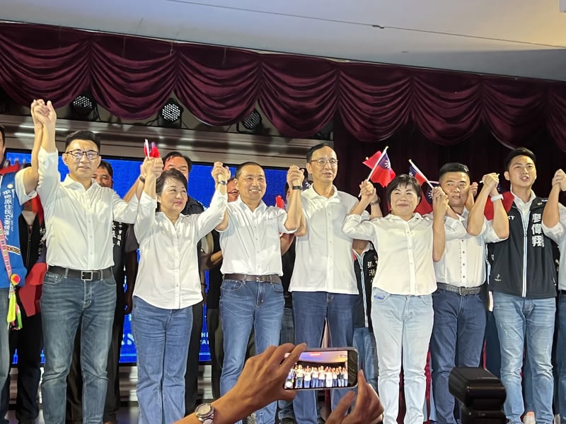 國民黨總統參選人侯友宜(左3)到台中舉辦造勢活動,台中市長盧秀燕(左2)出席。中央社
