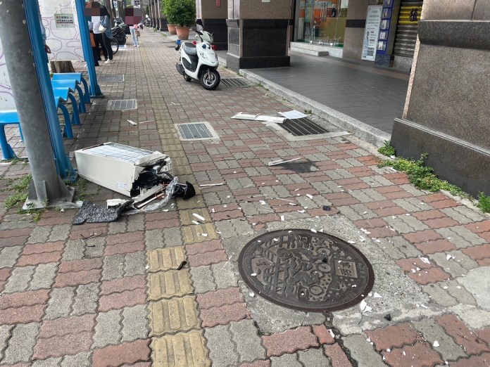 冷氣機墜落影片曝!同行姊姊驚悚目擊崩潰 眾人CPR仍救不回 62 211 15 | 社會 社會 記者爆料網