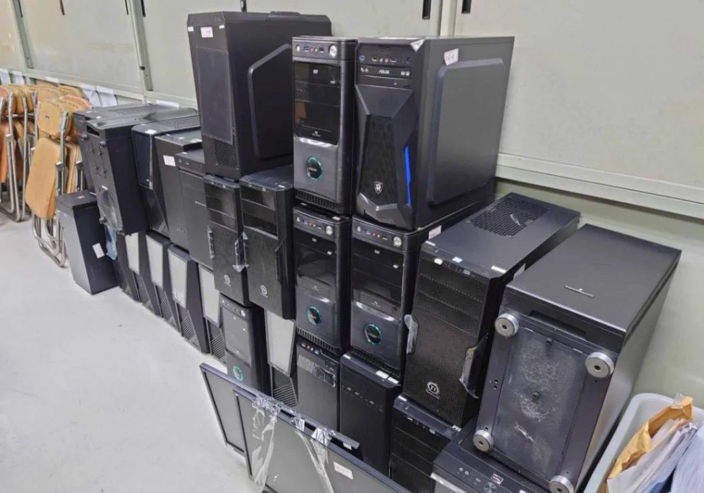 查扣之電腦主機、螢幕等證物。（記者林金聖翻攝）