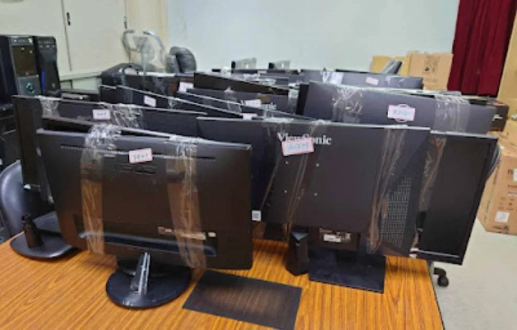 查扣之電腦主機、螢幕等證物。（記者林金聖翻攝）