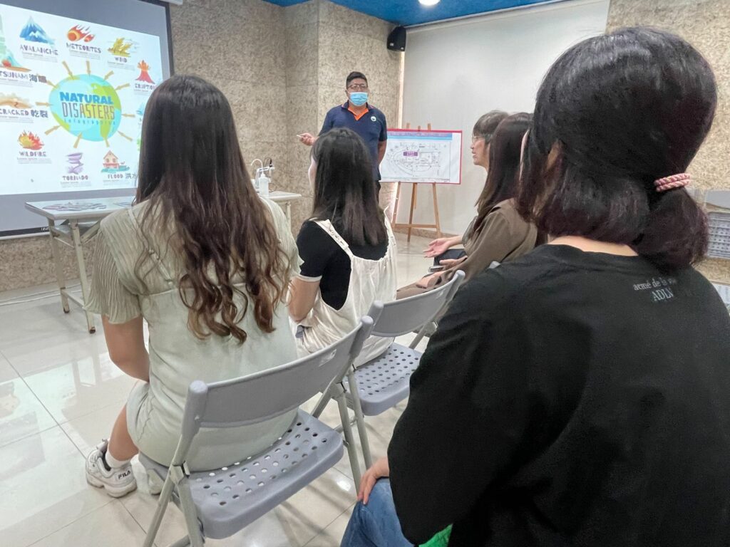 環教課程聽取簡報 講師說明極端氣候所造成的災害