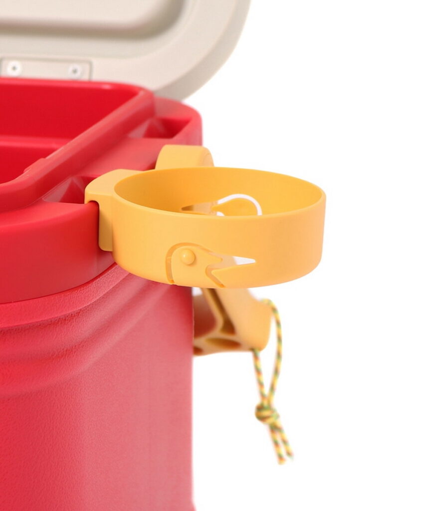 CHUMS「Camper Cooler 18L日系冰桶」蓋子背面藏有內置的飲料架,可以將其取下並固定於冰桶邊緣。