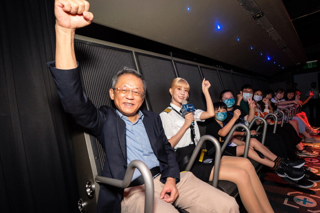 智崴集團董事長、阿部瑪利亞跟首飛玩家準備迎戰使徒