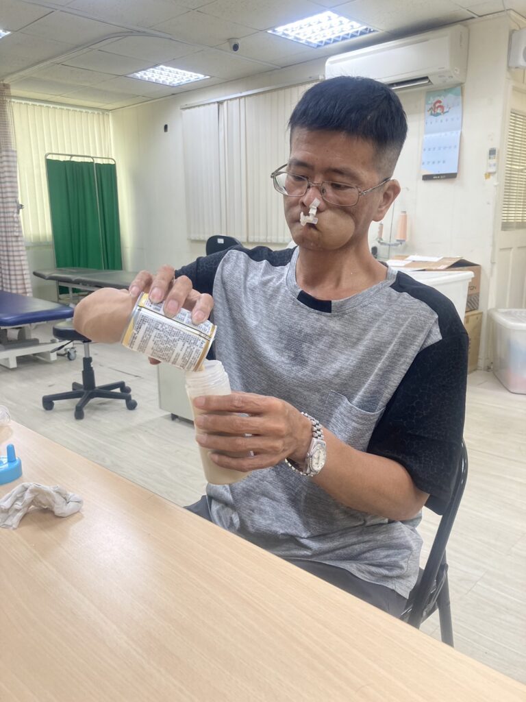 阿志大哥術後靠流質飲食 在陽光積極復健盼繼續守護家人