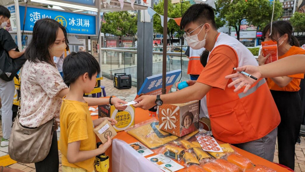 27家知名愛心攤車這週末將齊聚「半半市集」，邀請民眾一起到台北花博公園享用半份美食、分享完整愛心，以行動翻轉危「飢」。(台灣世界展望會提供)
