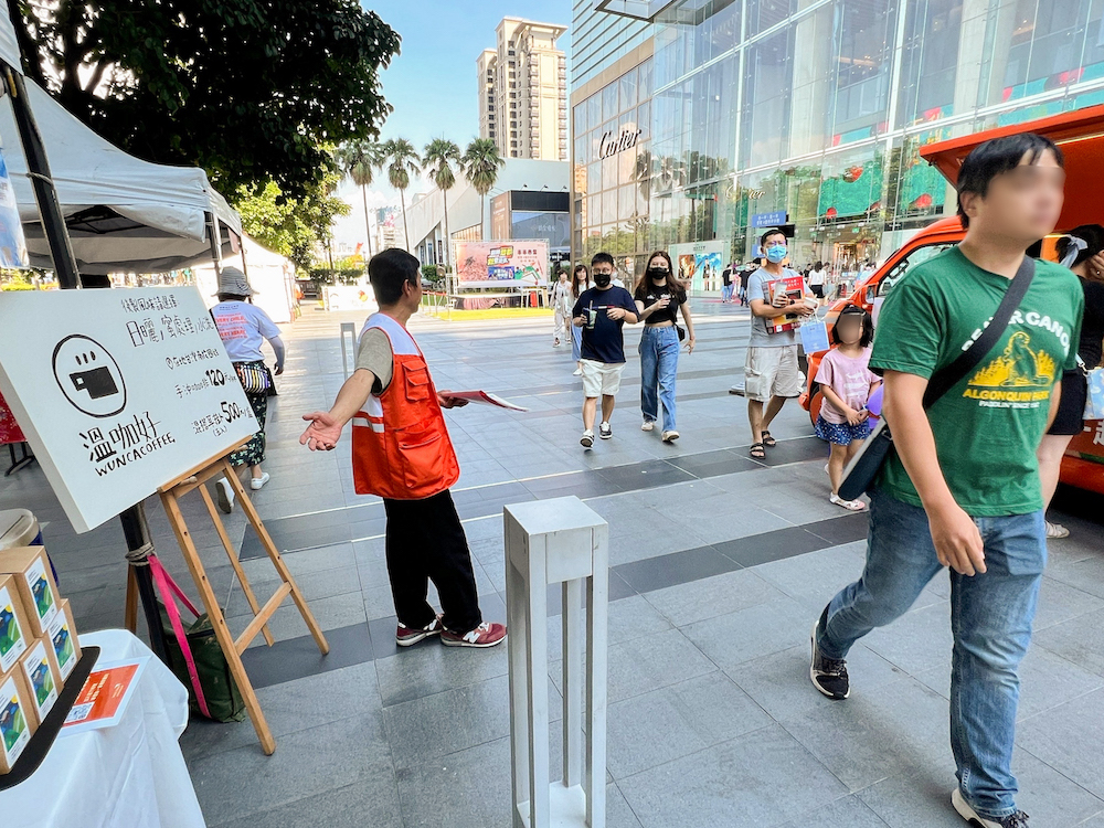 展望會將於週末在台北花博舉行「半半市集」活動，號召民眾吃一半、捐一半，以原價購買半份食物、將另一半金額化作愛心捐款，為飢餓兒童送出救命糧食。 (台灣世界展望會提供)