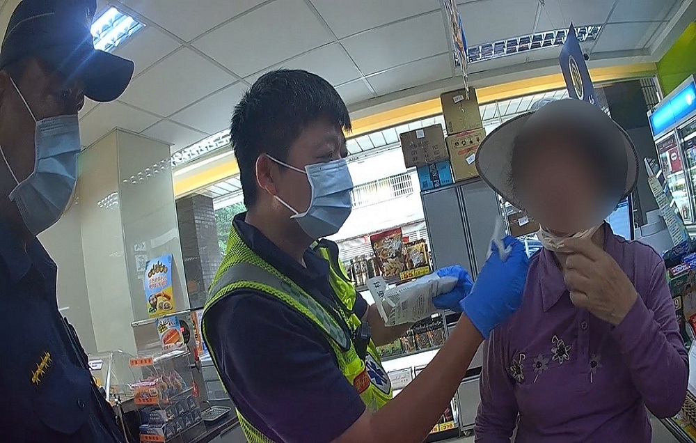 ▲圖說:阿嬤不顧臉上傷勢,一派優閒地在超商裡選購零食 (圖/台中市政府提供)