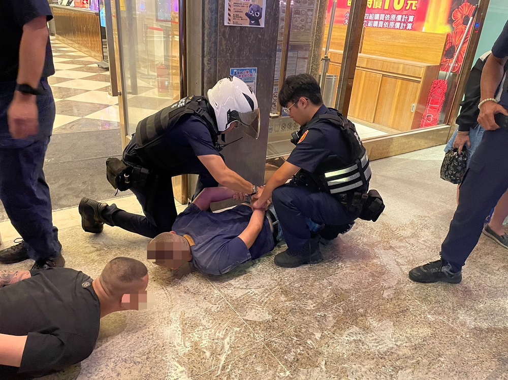 女友KTV歡唱 醋男揪友門口堵人開槍噴滅火器 226 女友KTV歡唱 醋男揪友門口堵人開槍噴滅火器 225