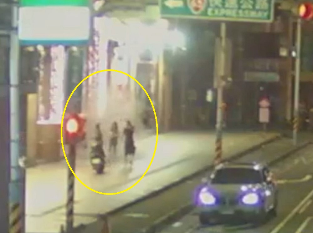 女友KTV歡唱 醋男揪友門口堵人開槍噴滅火器 228 女友KTV歡唱 醋男揪友門口堵人開槍噴滅火器 227