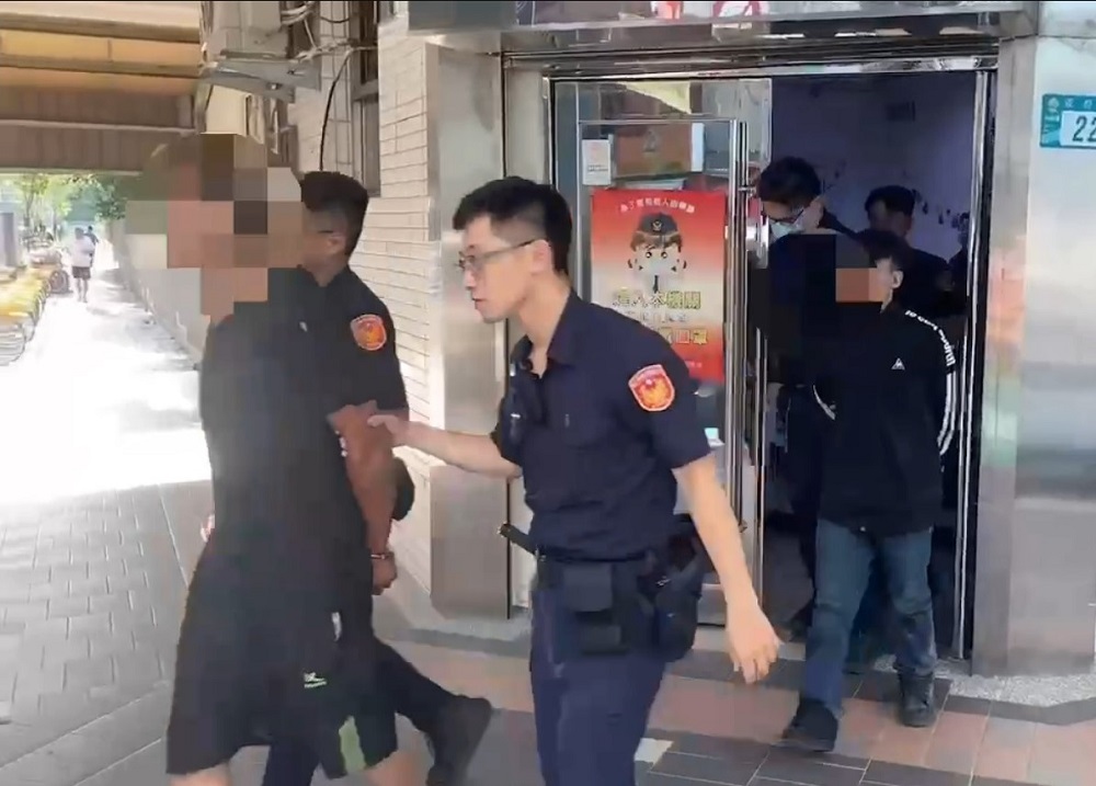 女友KTV歡唱 醋男揪友門口堵人開槍噴滅火器 230 女友KTV歡唱 醋男揪友門口堵人開槍噴滅火器 229